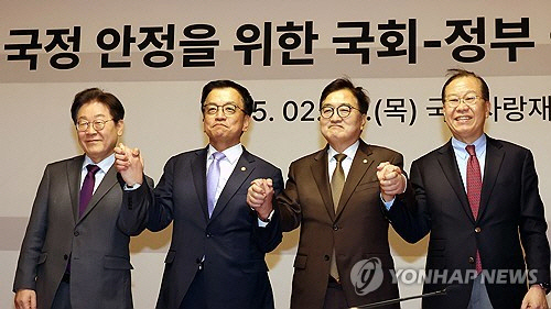 여야정 국정협의회 첫 회의가 20일 국회 사랑재에서 열려 참석자들이 기념사진을 찍고 있다. 왼쪽부터 이재명 더불어민주당 대표, 최상목 대통령 권한대행 부총리 겸 기획재정부 장관, 우원식 국회의장, 권영세 국민의힘 비대위원장.   [국회사진기자단]